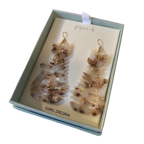Piper k Acrylic Long Drop Tabby Cat Earrings. Adorable! - Picture 3 of 6